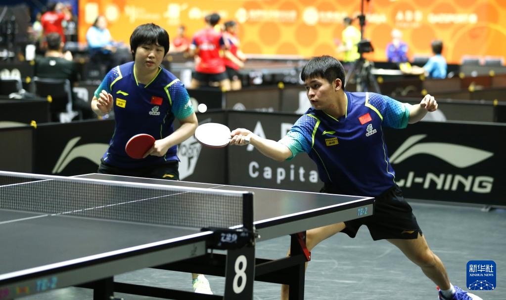 众多球迷和 众多球迷和