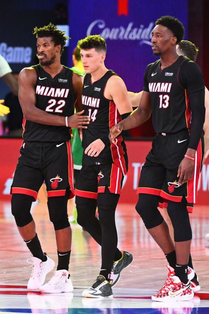 她在比赛初 她在比赛初